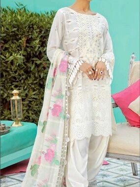 Elegant White Embroidered Women’s Dress with Floral Dupatta